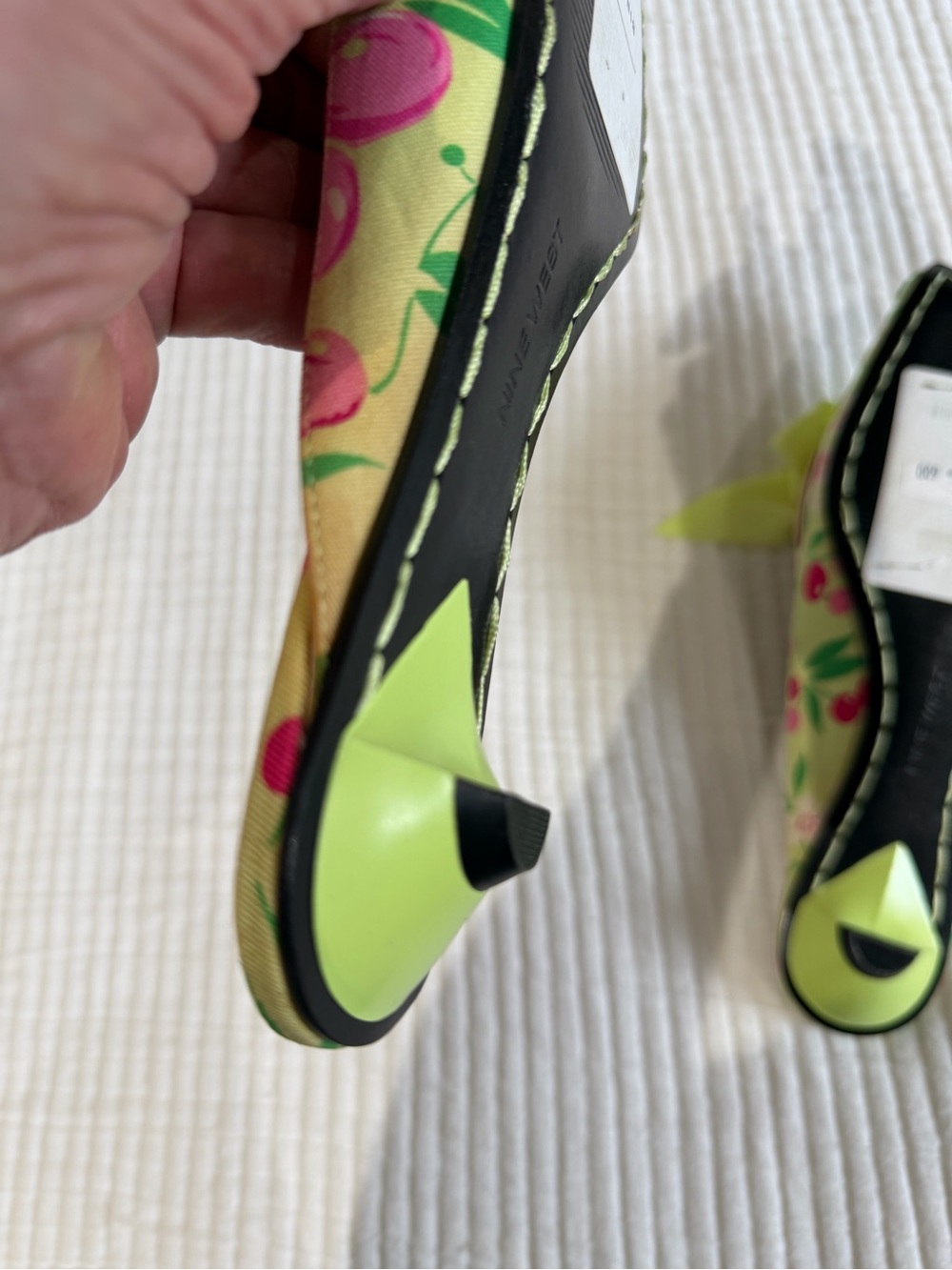 Nine West Light Green Cherry Print Pointed Toe Slides Sz 7 - Picture 10 of 10